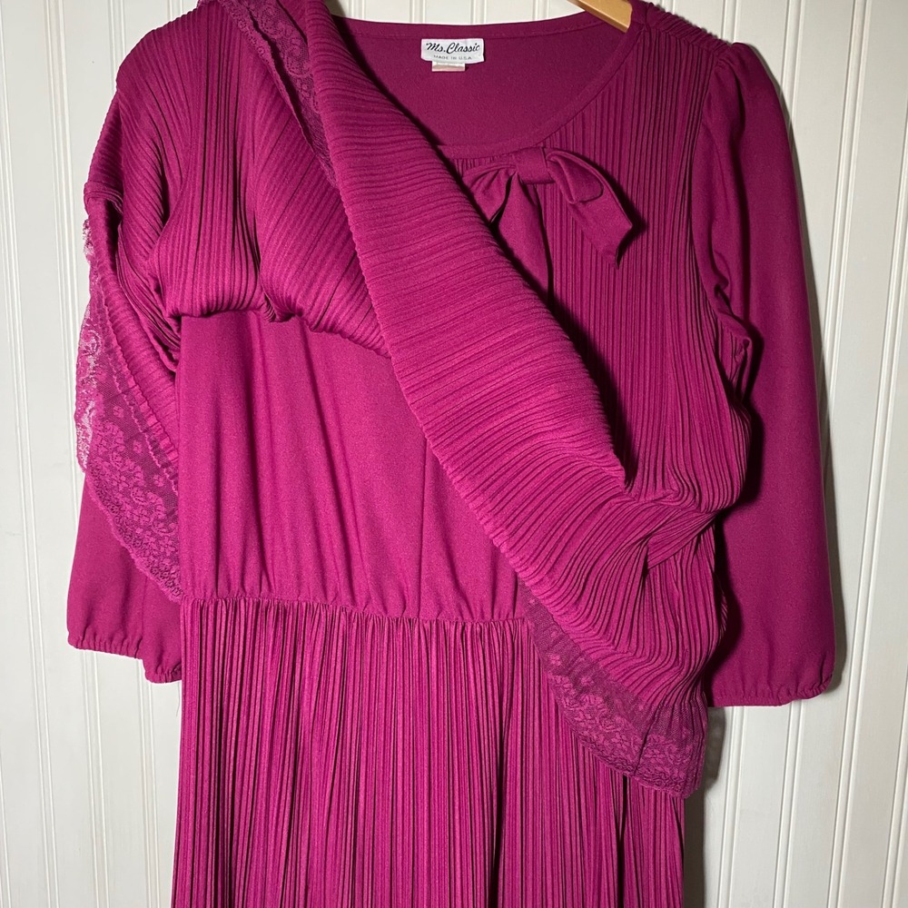 USA VTG Ms Classic Retro Magenta Pleated Lace Chiffon Midi Dress Bow Neck - 10 - Picture 7 of 10